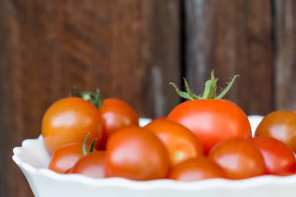 Cosecha Racimo Sabrosos Tomates Biológicos Rojos Tazón Blanco Deliciosas Verduras — Foto de Stock