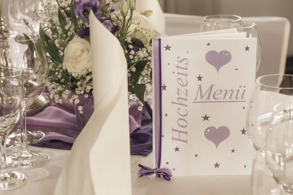 Düğün masa menü kartı peçete ve çiçekler ile