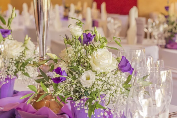 Premie gala tafel met servetten bril en bloemen — Stockfoto