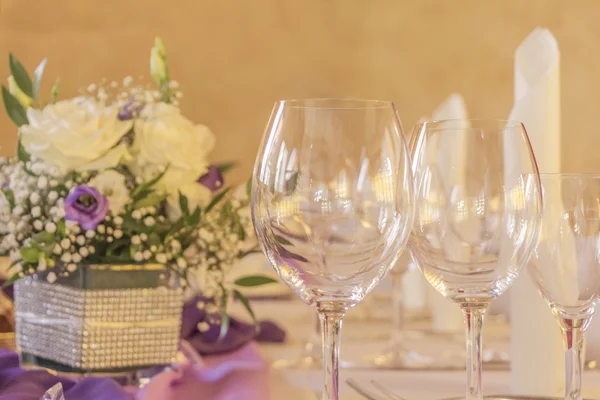 Premium-Dinner-Gala-Tisch mit Gläsern Servietten und Blumen — Stockfoto