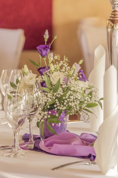 Premium Dinner Galatafel mit Blumen Servietten und Gläsern — Stockfoto