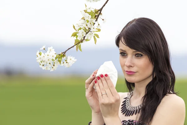 Hasta hayfever kız yeşil bahar doğada acı dolu