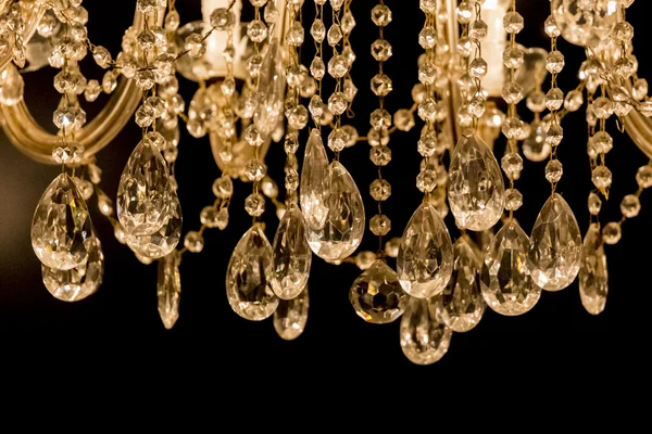 Işık mumlar ve koyu arka plan ile cesur avize 