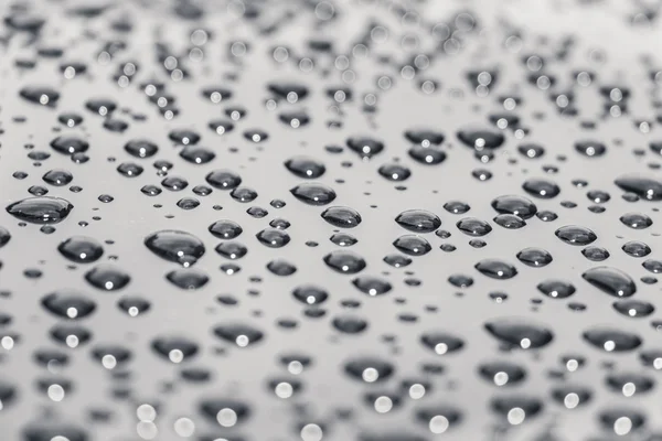 Gotas de chuva em uma superfície brilhante — Fotografia de Stock