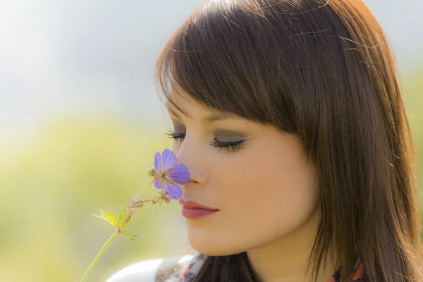 Belle fille méditative renifler une fleur — Photo