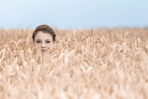 Komik genç kadın kendini tarlasında gizler
