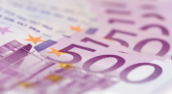 Perto da pilha de dinheiro com notas de 500 euros — Fotografia de Stock