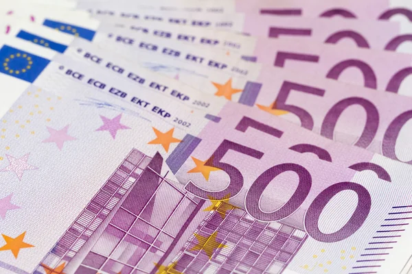 Büyük 500 euro banknot ile para yığını