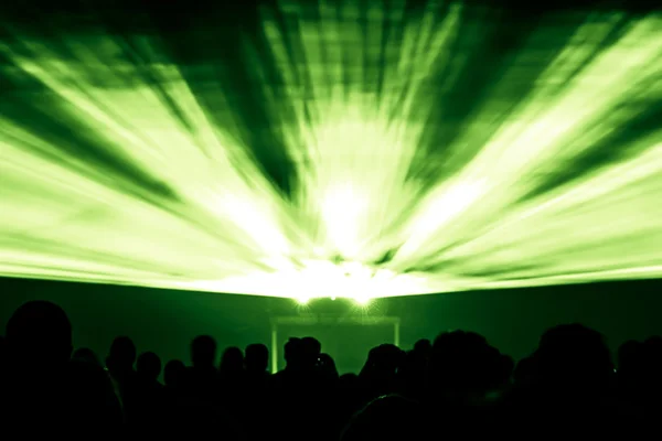Laser mostrar raios em cores verdes — Fotografia de Stock