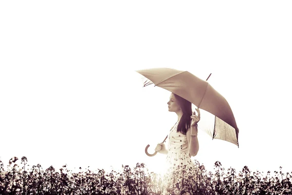 Schöne Augen geschlossene Kunstfrau mit Regenschirm auf der Wiese — Stockfoto