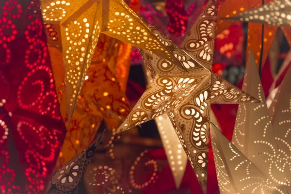 Colorful red golden orange xmas stars at christmas market — Stok fotoğraf