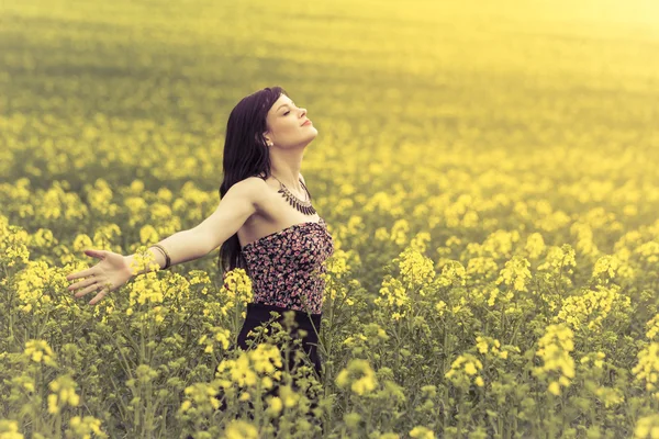 Счастливая позитивная женщина в солнечном лете любви к свободе молодежи — стоковое фото
