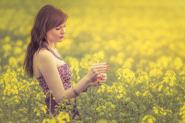 Mooie authentieke zomerse vrouw bloem visual — Stockfoto