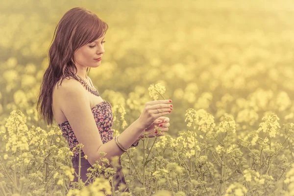 Mooie authentieke zomerse vrouw bloem vintage visuele — Stockfoto