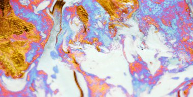Parlak soyut sanat arka planı. Mineral taşı dokusunu anımsatıyor. Beyaz, altın, pembe ve mavi renkli duvar kağıtları. Sıvı rengi sıvı akış etkisi. Suluboya akrilik dalgalar ve girdaplar