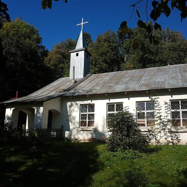Biały Mały Staromodny Wiejski Kościół Wsi Pod Błękitnym Niebem — Zdjęcie stockowe