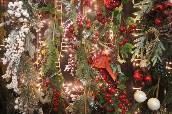 Χριστουγεννιάτικη Γιρλάντα Κόκκινα Μούρα Φούσκες Μπάλες Ιστορικό Νέου Έτους — Φωτογραφία Αρχείου