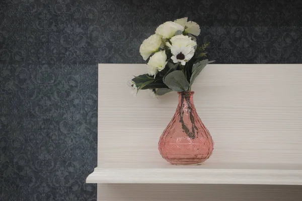 Étagère Décorative Sur Mur Gris Avec Fleur Dans Vase Dessus — Photo