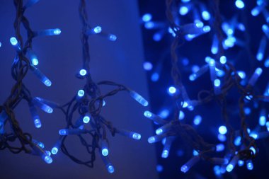 Soyut mavi ışıklar bokeh arkaplan. Şenlikli çok renkli ışıltılı ışıklar bulanıklaştı. Mutlu Noeller ve yeni yıl konsepti. Parıltı..