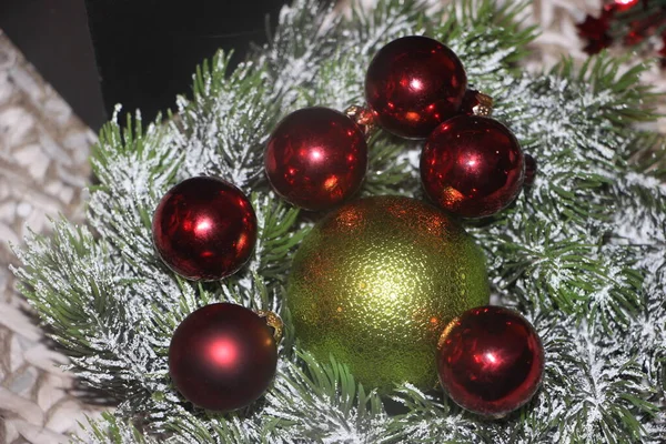 Kerstversiering Met Rode Groene Kerstballen Met Besneeuwde Takken Vakantie Nieuwjaar — Stockfoto