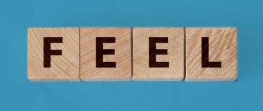 Mavi arka planda kelime dokunuşu olan tahta küpler. Aşk ve ilişki kavramı.