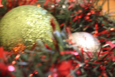 Noel balosu köknar ağacının dallarında. Noel arkaplanı.