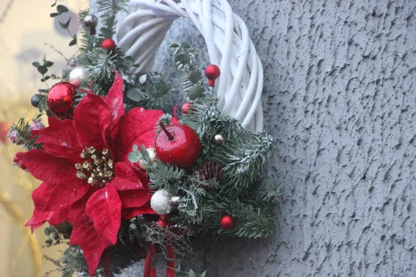 Grinalda de Natal com elementos de decoração e bugigangas penduradas na parede cinza — Fotografia de Stock