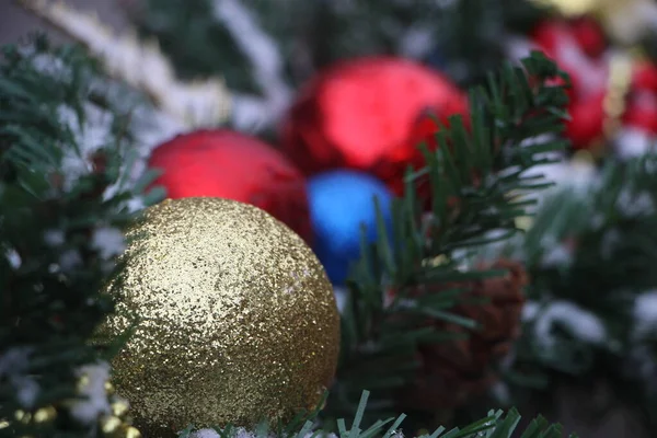 Décorations Noël Sur Les Branches Sapin Concentration Sélective Boule Dorée — Photo