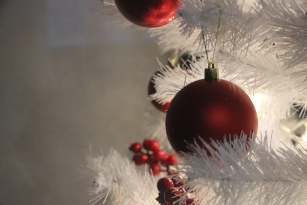 Rode Kerst Decoratie Met Ballen Witte Sparren Takken Met Wazige — Stockfoto