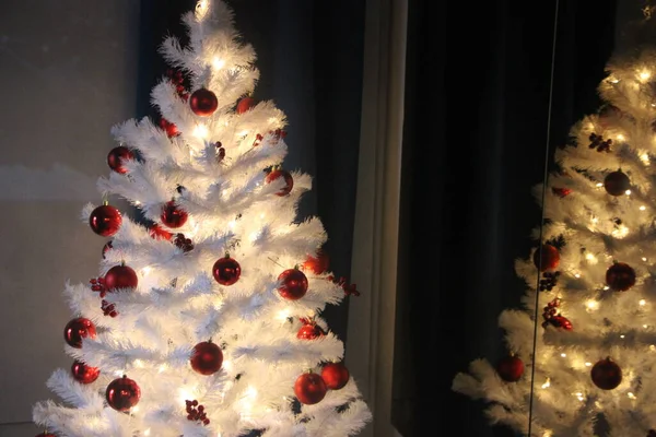 Rode Kerstbal Decoratie Witte Sparren Kerstboom Versierd Met Rode Kerstballen — Stockfoto
