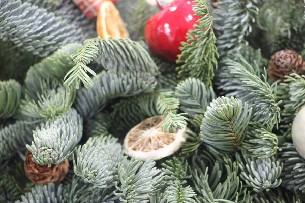 Різдвяні Прикраси Гілках Ялинки — стокове фото