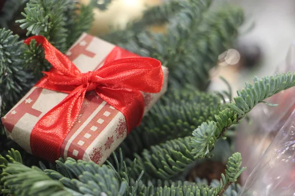 Coffret Cadeau Avec Arbre Noël Sur Table Bois — Photo