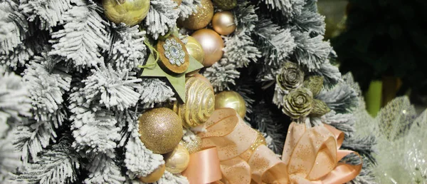 Versierde Kerstboom Rustieke Armoedige Chique Stijl Nieuwjaarsscène Close — Stockfoto