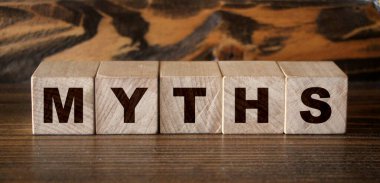 Tahta bloklara yanlış kelime yazılmış. İş konsepti, Koyu arkaplanda Üst Görünüm