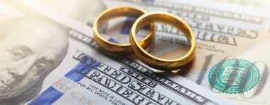 100 dolarlık banknotların arka planında alyanslar var. Evlilik sözleşmesi ya da evlilik öncesi anlaşma kavramı