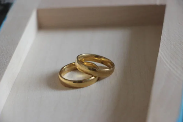 Obrączki Drewnianym Pudełku Konktrakt Małżeński Lub Koncepcja Umowy Przedmałżeńskiej — Zdjęcie stockowe