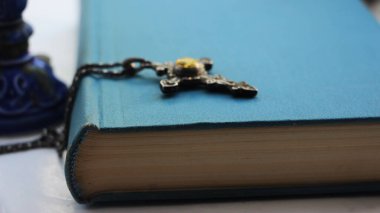 Kutsal İncil 'in üzerindeki basit ahşap Hıristiyan haç kolyesi..