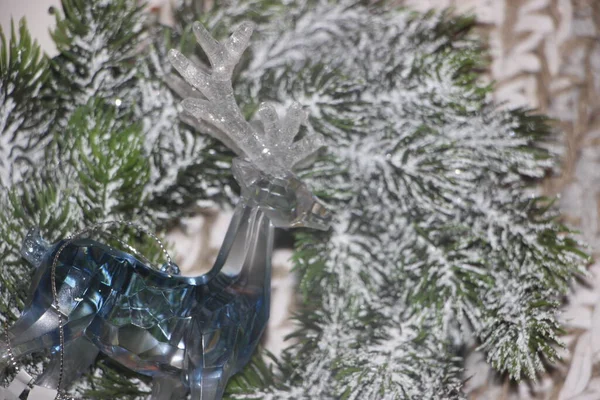 Kristallen Hertenbeeldje Voor Besneeuwde Spar Kerst Achtergrond — Stockfoto
