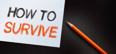 Beyaz sayfa ve kalemle nasıl hayatta kalınacağını. Hayatta kalma konsepti. Kriz yönetimi konsepti. Coronavirus önleme kavramı.