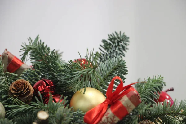 Weihnachtsschmuck Und Geschenke Verpackt Und Die Zweige Tanne — Stockfoto