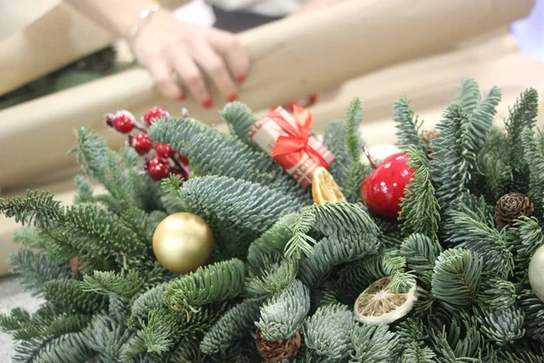 Braccialetto Natale Con Bagattelle Donna Che Avvolge Moderni Regali Natale — Foto Stock