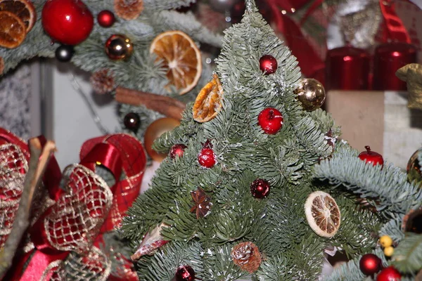 Altın Tonlarında Noel Süsleri Yılbaşı Kartı Arkaplanı — Stok fotoğraf