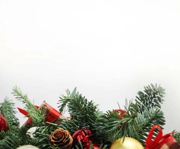 Weihnachtskugeln Christbaumkugeln Dekorationen Und Geschenke Auf Tannenzweigen Verpackt Neujahrskarte — Stockfoto