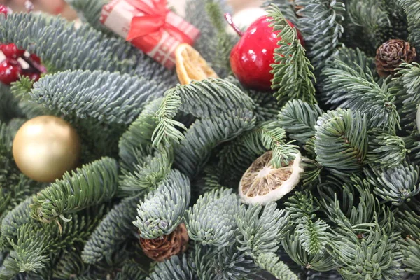 Χριστουγεννιάτικο Δέντρο Πράσινο Φυσικό Firwith Μπιχλιμπίδια Και Διακοσμήσεις Πρωτοχρονιά Χριστουγεννιάτικο — Φωτογραφία Αρχείου