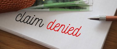 Fotokopi defterinde reddedilmiş kelimeler, 100 Euro 'luk banknotlar. Sigorta ödeme reddi konsepti. İş konsepti.