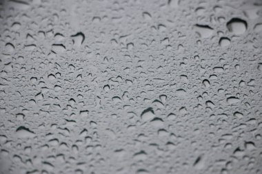 Gümüş gri arka planda yağmur damlaları. Fırtınalı hava kavramı.