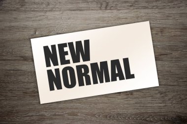 Tahta masadaki kağıtta 