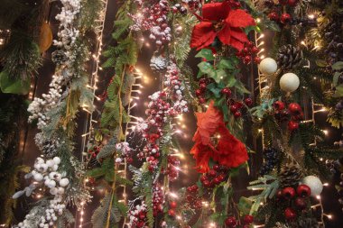 Kırmızı böğürtlenli Noel çelengi, baloncuklar, toplar. Yeni yıl arkaplanı .