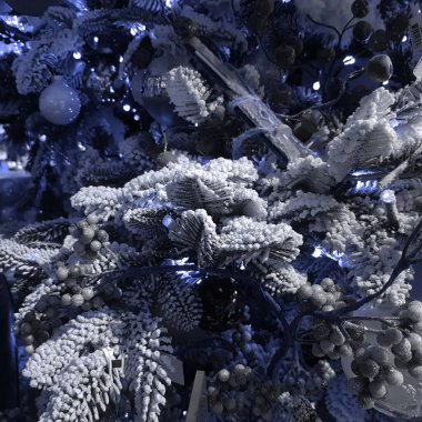 Noel ağacının dallarında Noel süslemeleri.