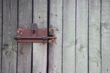 Eski iki paslı kilit ahşap çit kapısında.